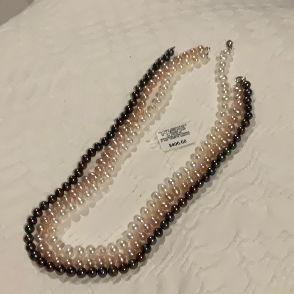 Set of Cultured 'Pearls comes with pouch and box